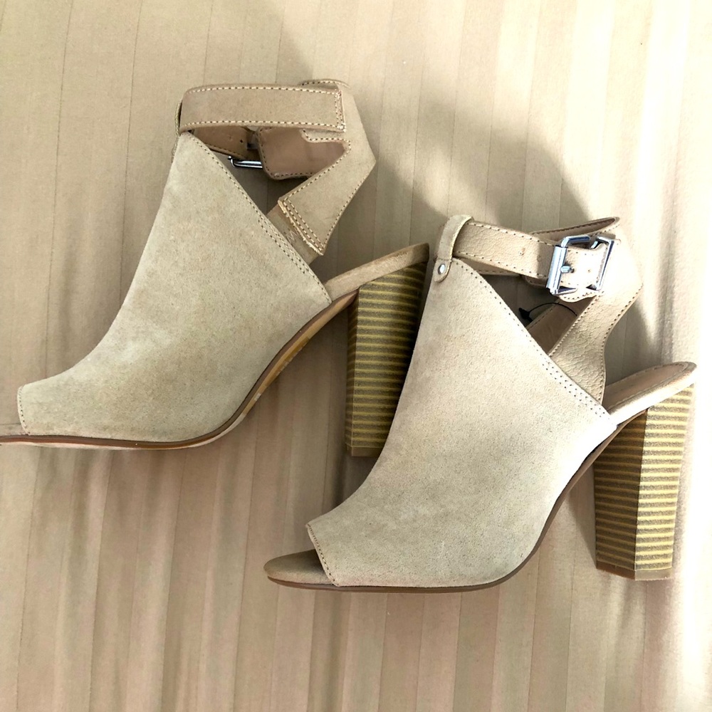 Express tan suede open toe ankle strap heel. Sz6